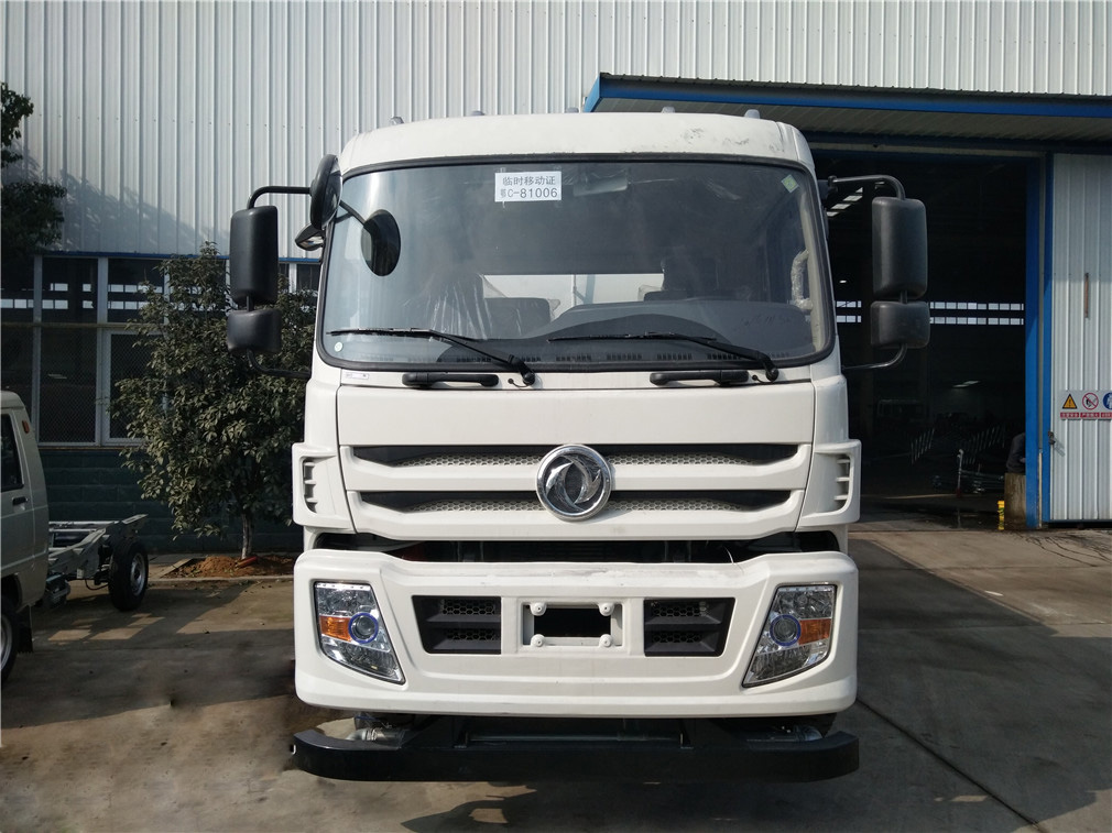 東風專底灑水車（12方）