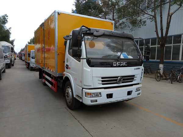 東風(fēng)5米1（6.6噸）爆破器材車(chē)