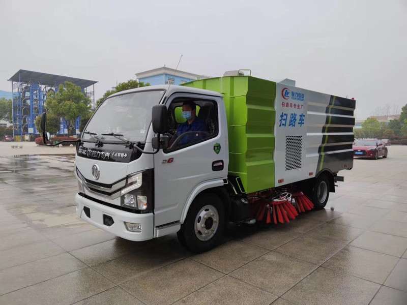 東風小多利卡掃路車（1.5方水罐，4方塵罐）