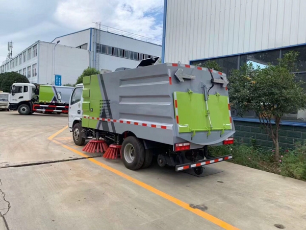 東風小多利卡掃路車（1.5方水罐，4方塵罐）