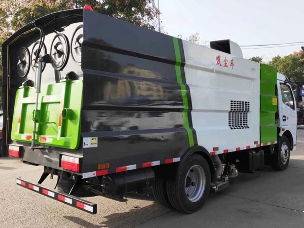 東風(fēng)小多利卡吸塵車（1方水罐4方塵罐）