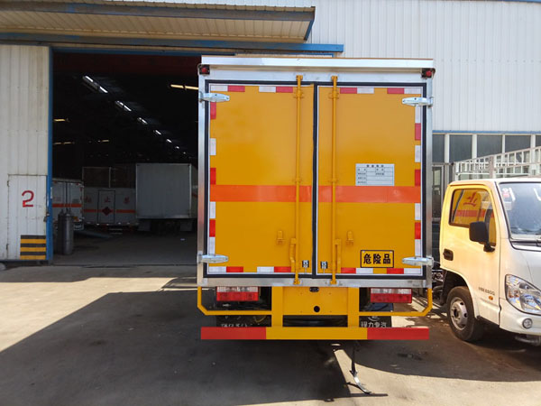 多利卡4.1米（3.4噸）雜項危險品廂式車
