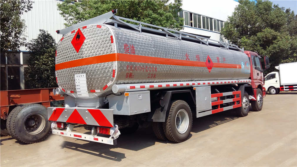 福田歐曼小三軸26方鋁合金運(yùn)油車(chē)