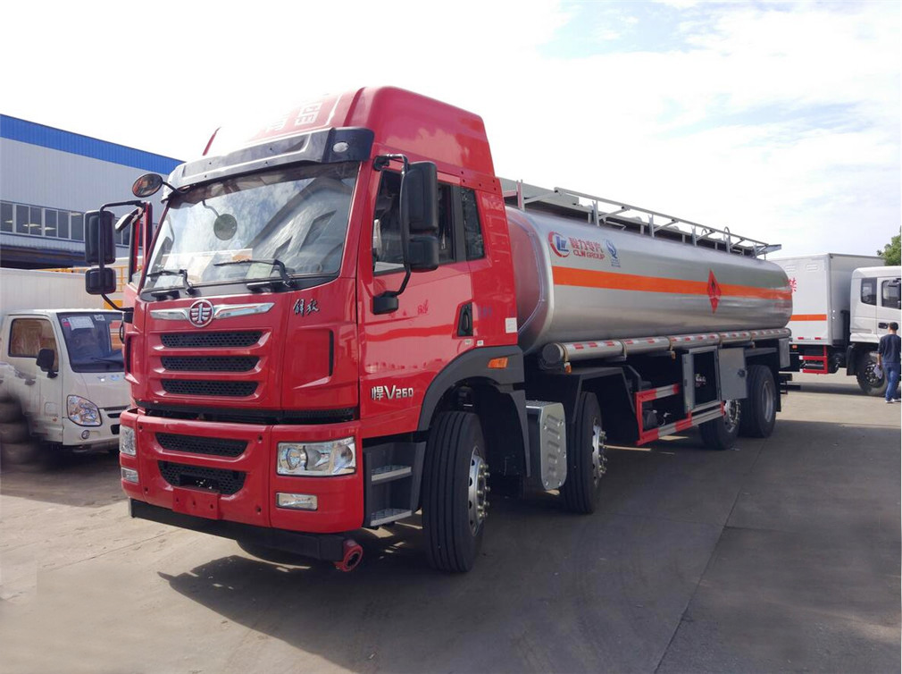 解放前四后六26.6方運(yùn)油車