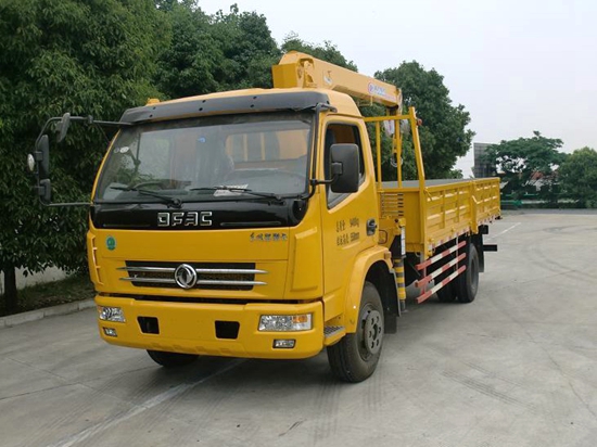 東風多利卡6.3噸隨車吊