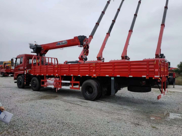 東風專底小三軸12噸隨車吊