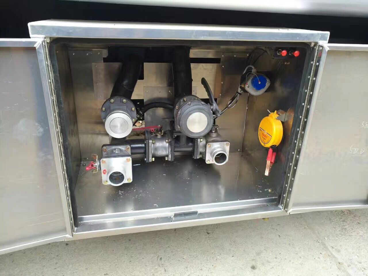  國(guó)五東風(fēng)12.5方運(yùn)油車(chē)