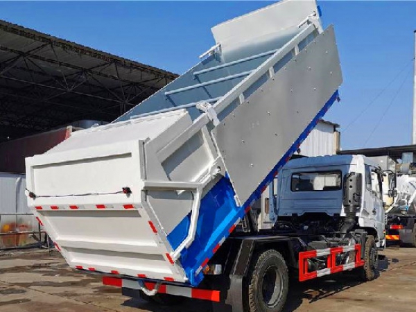 國(guó)六東風(fēng)專(zhuān)底16~18方污泥運(yùn)輸車(chē)