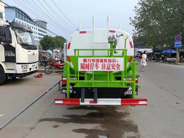 東風(fēng)多利卡5噸灑水車(chē)