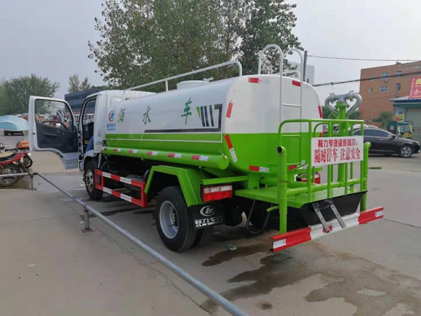 東風(fēng)多利卡5噸灑水車(chē)
