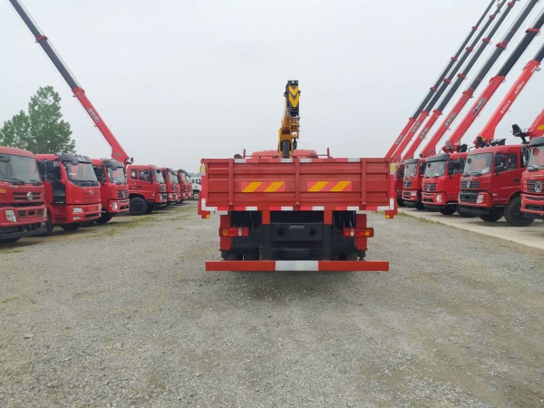 東風D912單橋6.3噸隨車吊