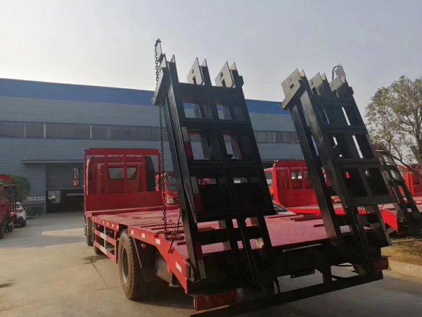 解放J6前四后四挖機平板拖車