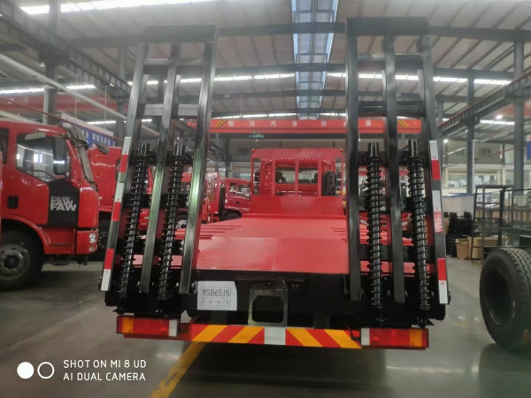 東風(fēng)齊星前四后八挖機(jī)平板拖車