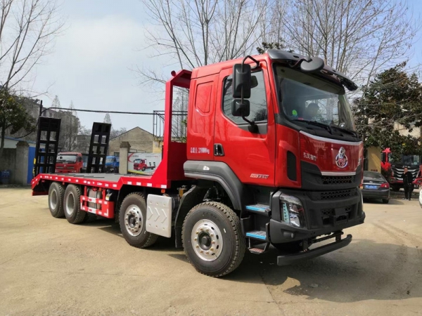 國六柳汽乘龍前四后八平板運(yùn)輸車，挖機(jī)拖車
