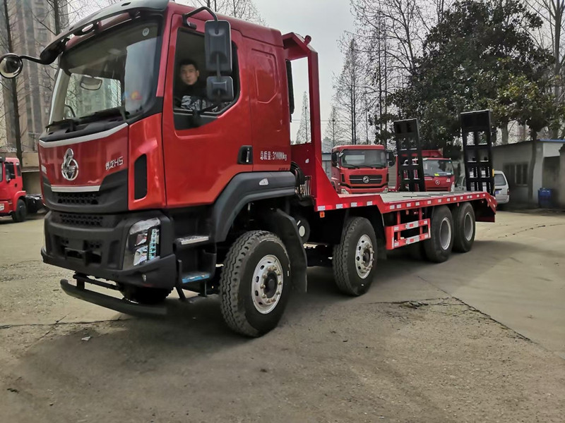 國六柳汽乘龍前四后八平板運輸車，挖機拖車