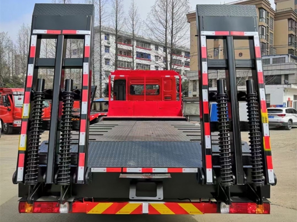 國六柳汽乘龍前四后八平板運(yùn)輸車，挖機(jī)拖車
