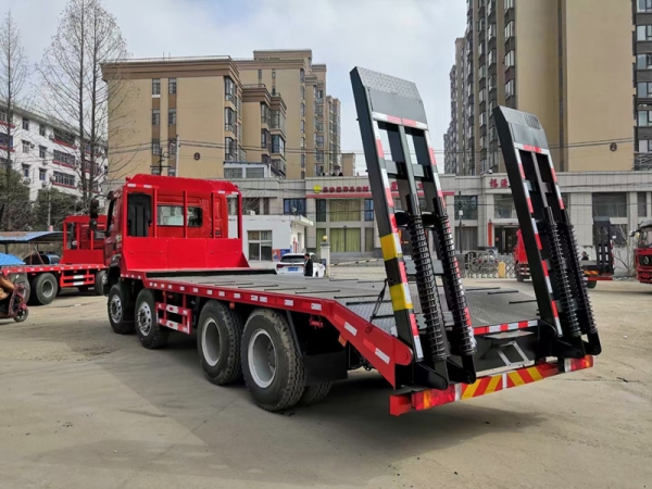 國六柳汽乘龍前四后八平板運(yùn)輸車，挖機(jī)拖車