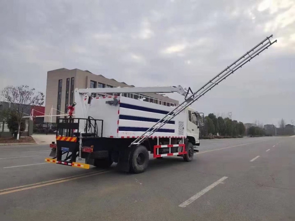 東風四驅光伏板清洗車，8方水罐