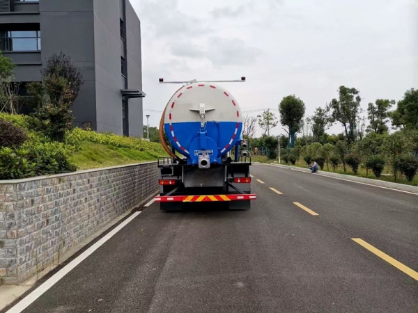 東風錦程后八輪16方吸污車