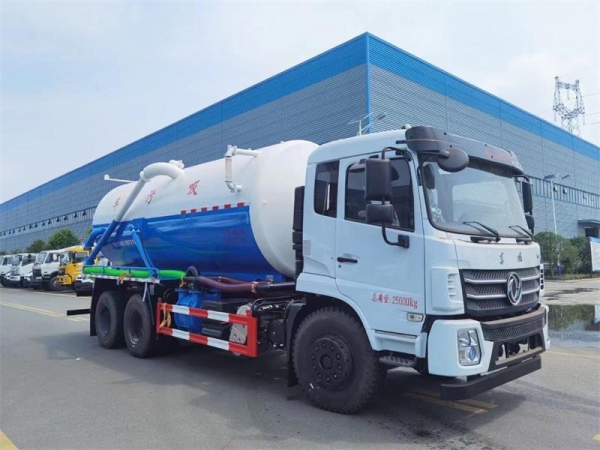 東風D17后雙橋18方吸污車，配水循環泵加10米吸污帶。