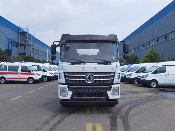 東風D17后雙橋18方吸污車，配水循環泵加10米吸污帶。