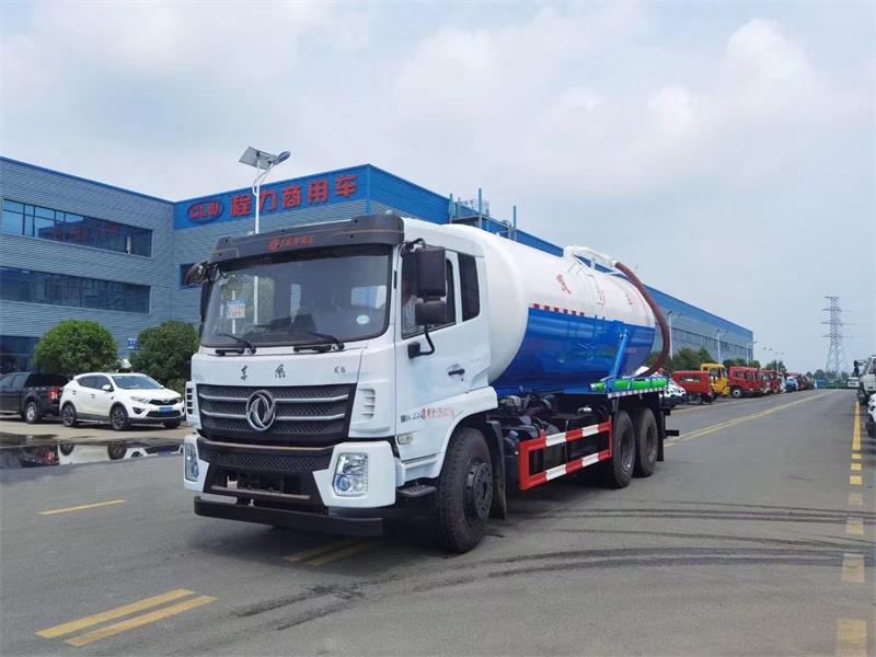 東風D17后雙橋18方吸污車，配水循環泵加10米吸污帶。