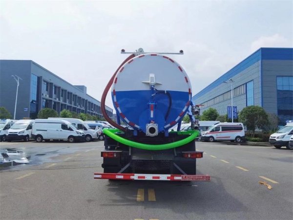 東風D17后雙橋18方吸污車，配水循環泵加10米吸污帶。