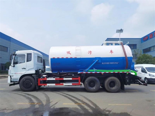 東風D17后雙橋18方吸污車，配水循環泵加10米吸污帶。
