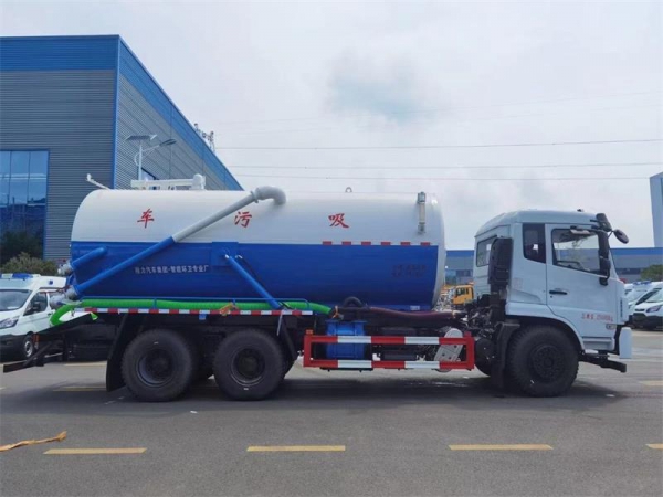 東風D17后雙橋18方吸污車，配水循環泵加10米吸污帶。