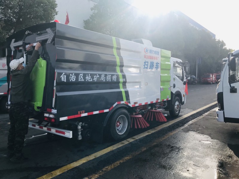 東風多利卡5.5方掃路車