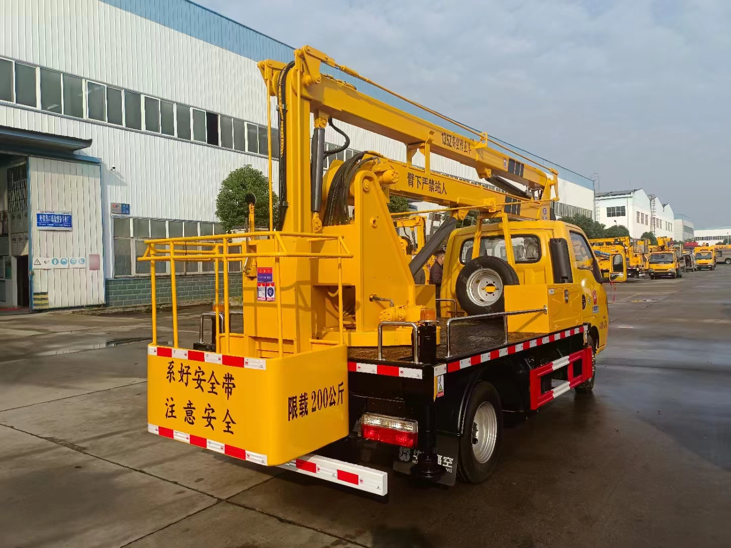 東風途逸13.5米高空作業(yè)車